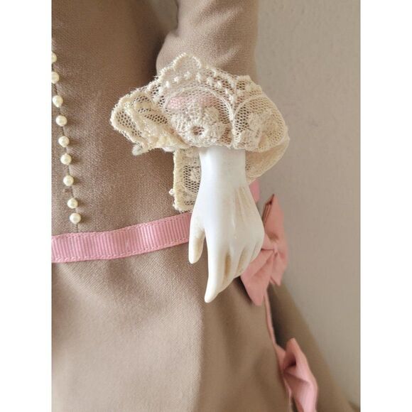 Franklin heirloom day at the race Gabriella porcelain doll collectible - Picture 9 of 16